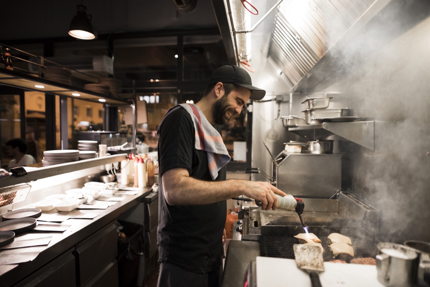 Ein Badal-Koch bei der Arbeit am Grill