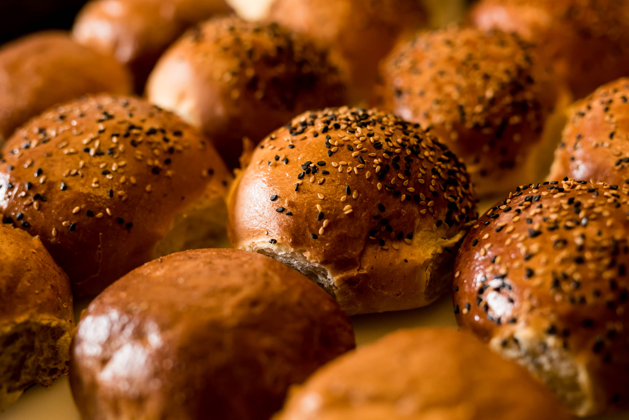 Badal-Burgerbrötchen mit Sesam